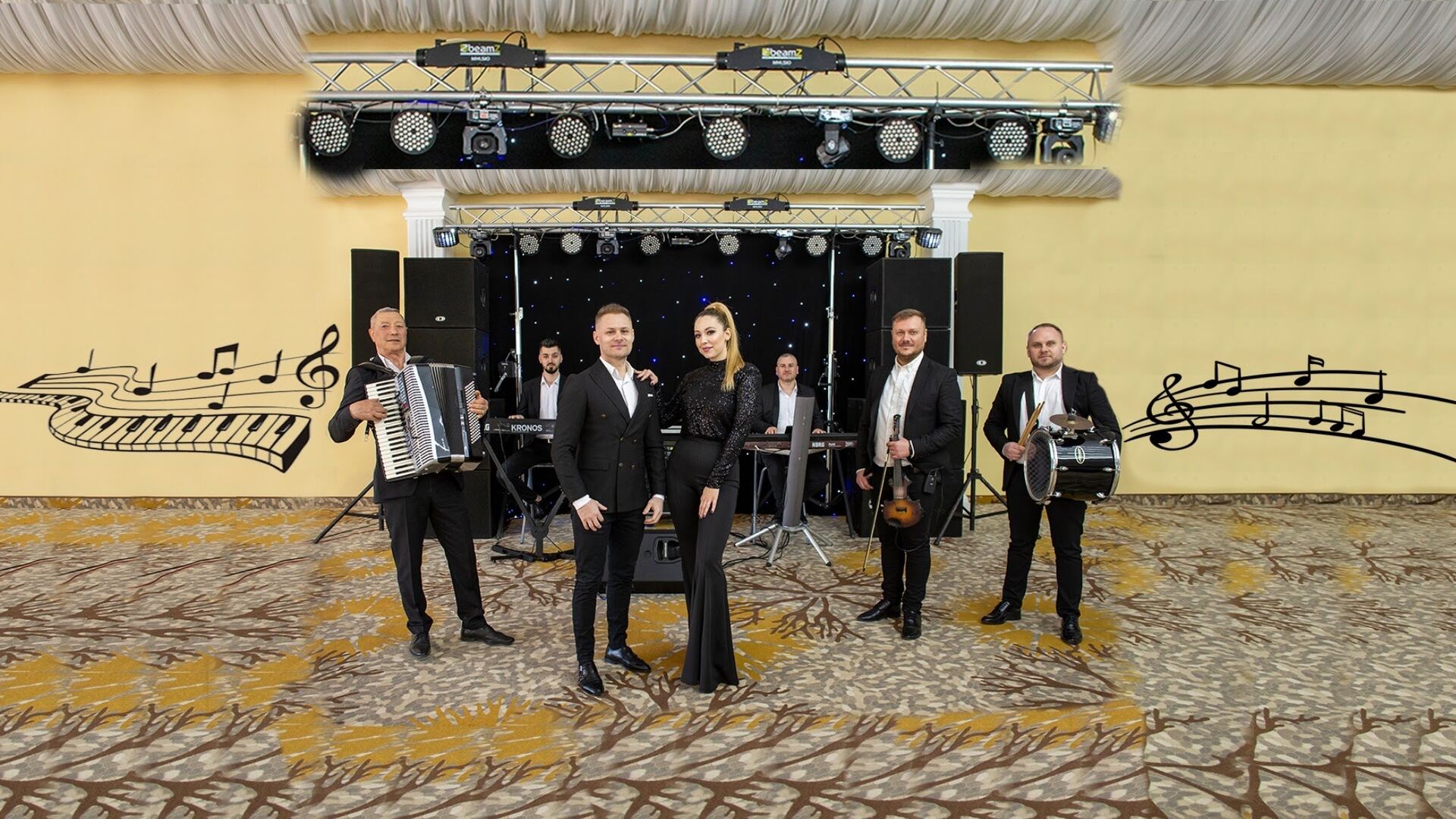 Fotografia oficială a formației Alin de la Buzău, șapte instrumentiști și soliști într-un salon de evenimente