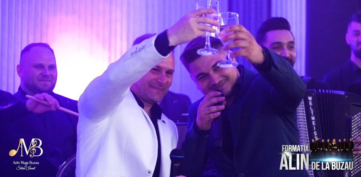 Toast cu șampanie alături de membrii formației