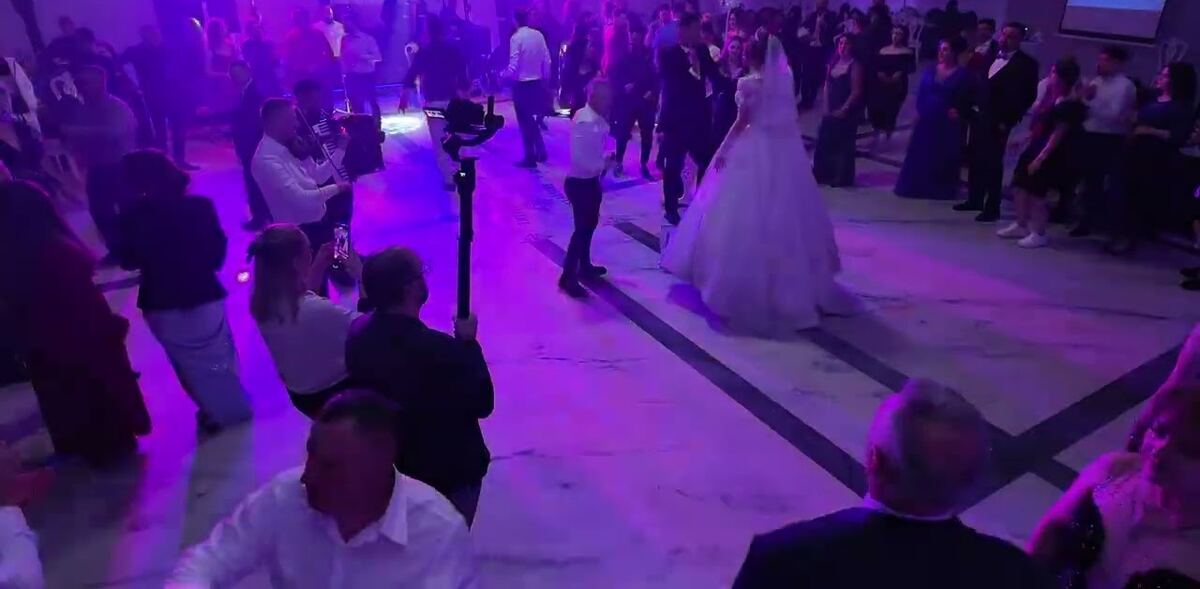 Mirii dansând pe ringul unei nunți, în lumina scenei formației Alin de la Buzău