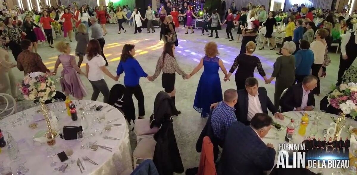 Horă mare într-un salon de evenimente