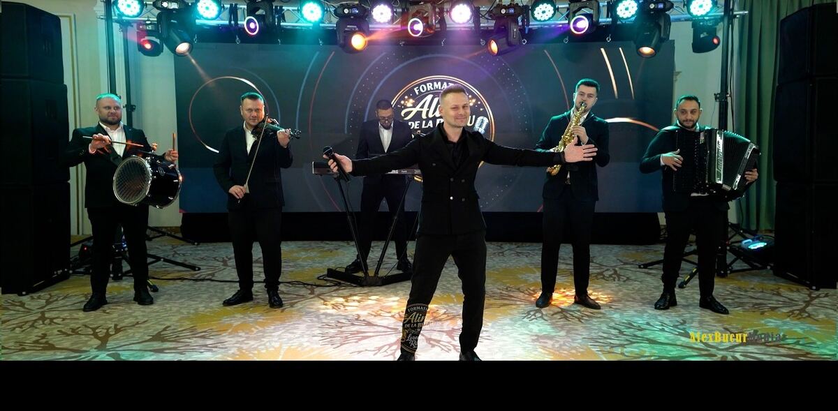 Formația Alin de la Buzău pe scenă, în lumini de concert, la un eveniment live
