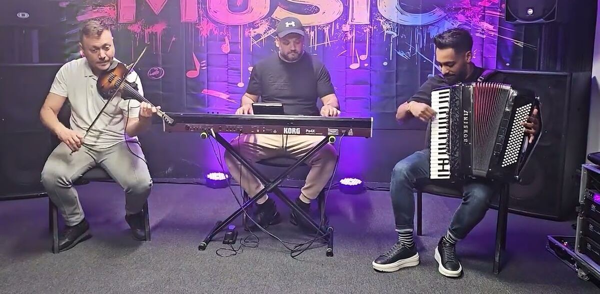 Vioară, orgă și acordeon — trio instrumental al formației, pe scenă