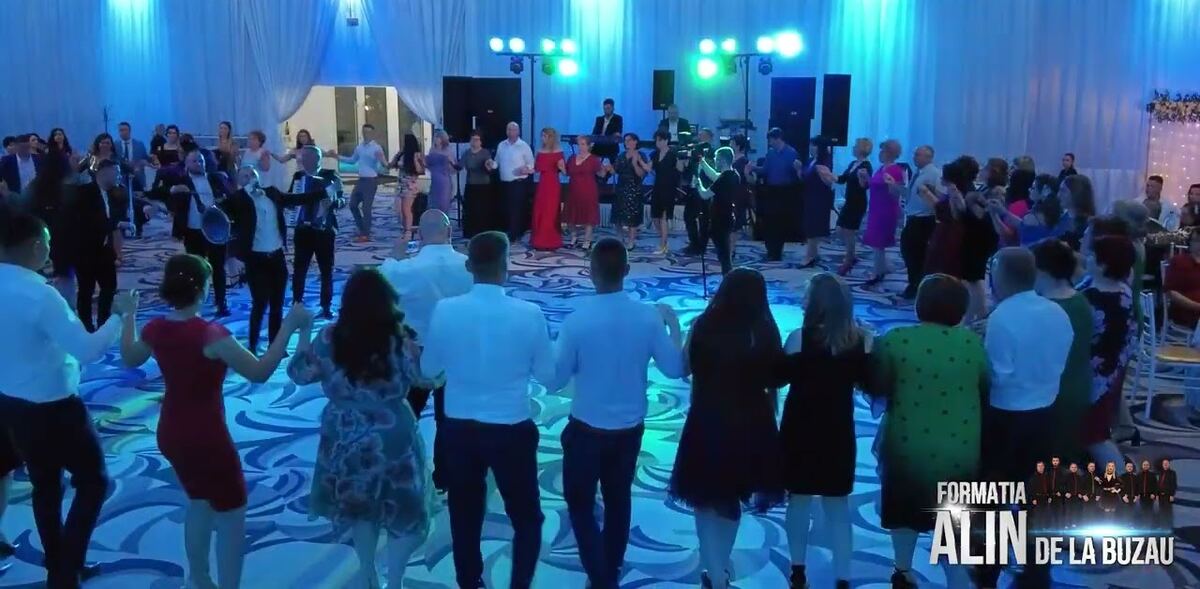 Ring de dans în lumini albastre, la o petrecere live