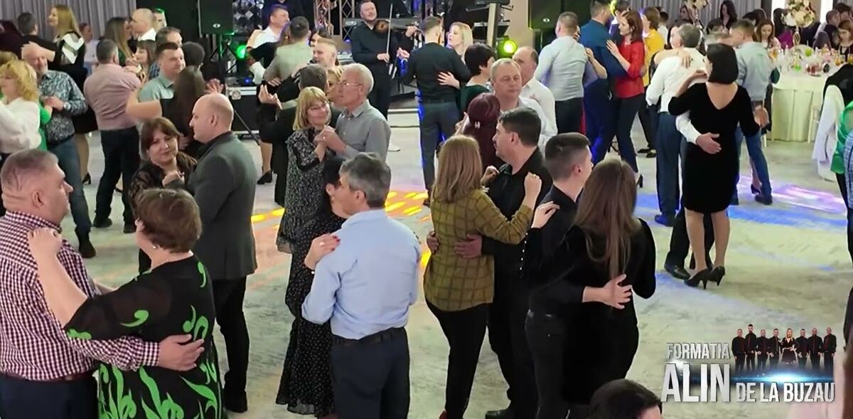 Cupluri dansând pe ringul unui eveniment