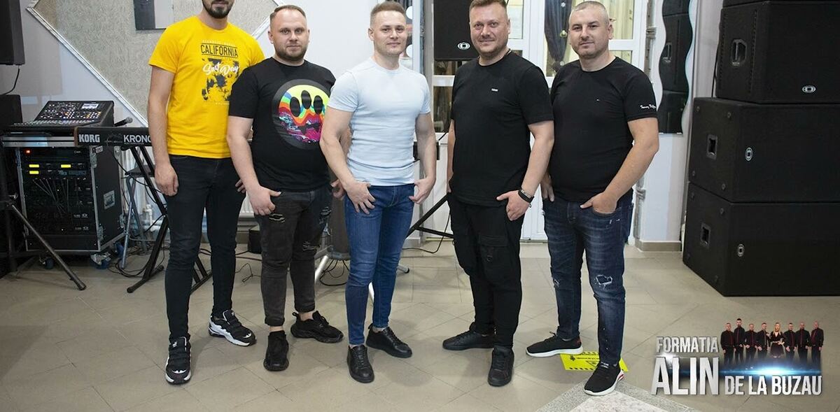 Membrii formației Alin de la Buzău, fotografie de grup lângă echipamentul de scenă