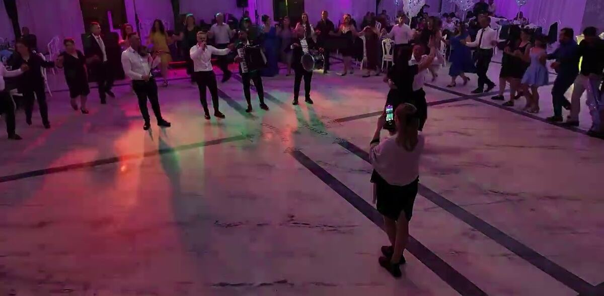 Ring de dans în lumini violet, la o petrecere live