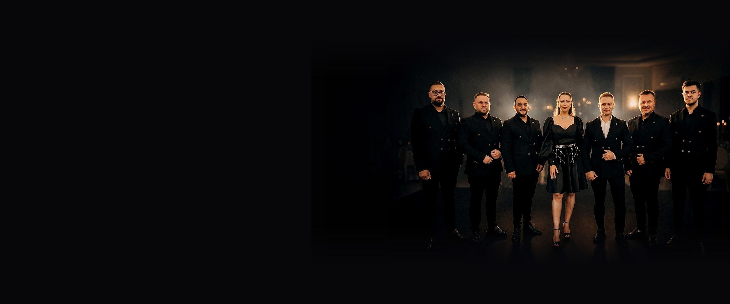 Formația Alin de la Buzău — fotografie oficială de grup: șase instrumentiști în costume negre și solista formației, într-un salon de evenimente