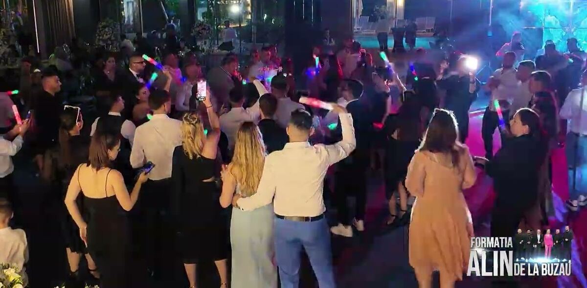Petrecere în aer liber, invitați dansând pe muzica formației